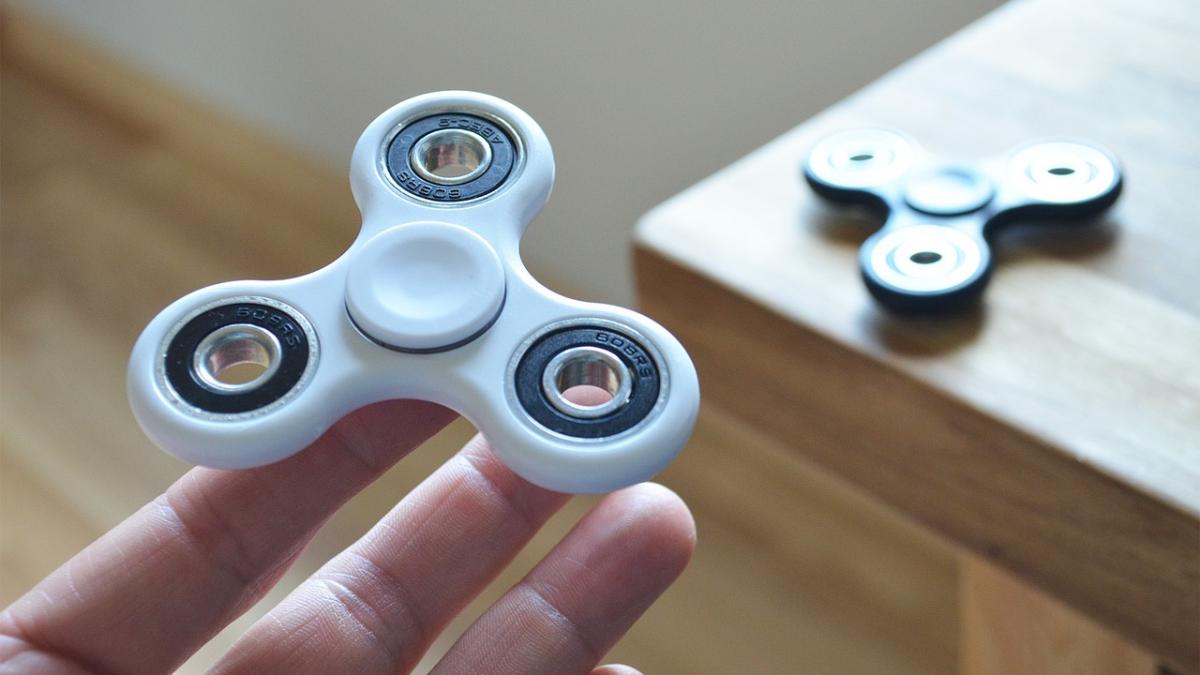 De ce sunt copiii înnebuniţi după kendama şi spinner fidget? “Se întorc la simplitate!”