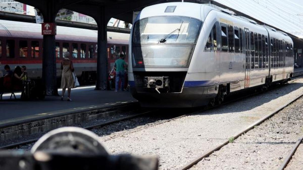 CFR: Mai multe trenuri asigură conexiunea între Bucureşti şi cel mai mare parc acvatic şi loc de joacă din ţară