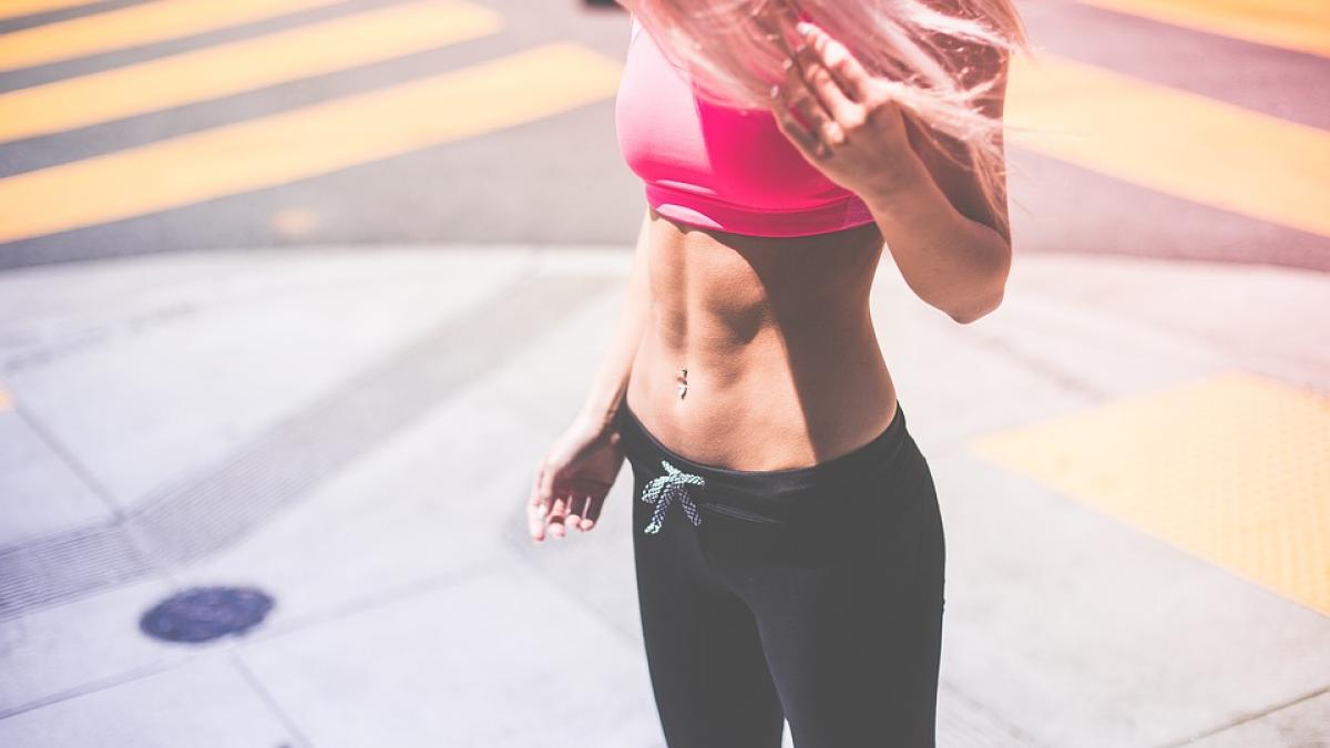 3 exerciții simple pe care să le faci seara ca să arzi calorii toată noaptea