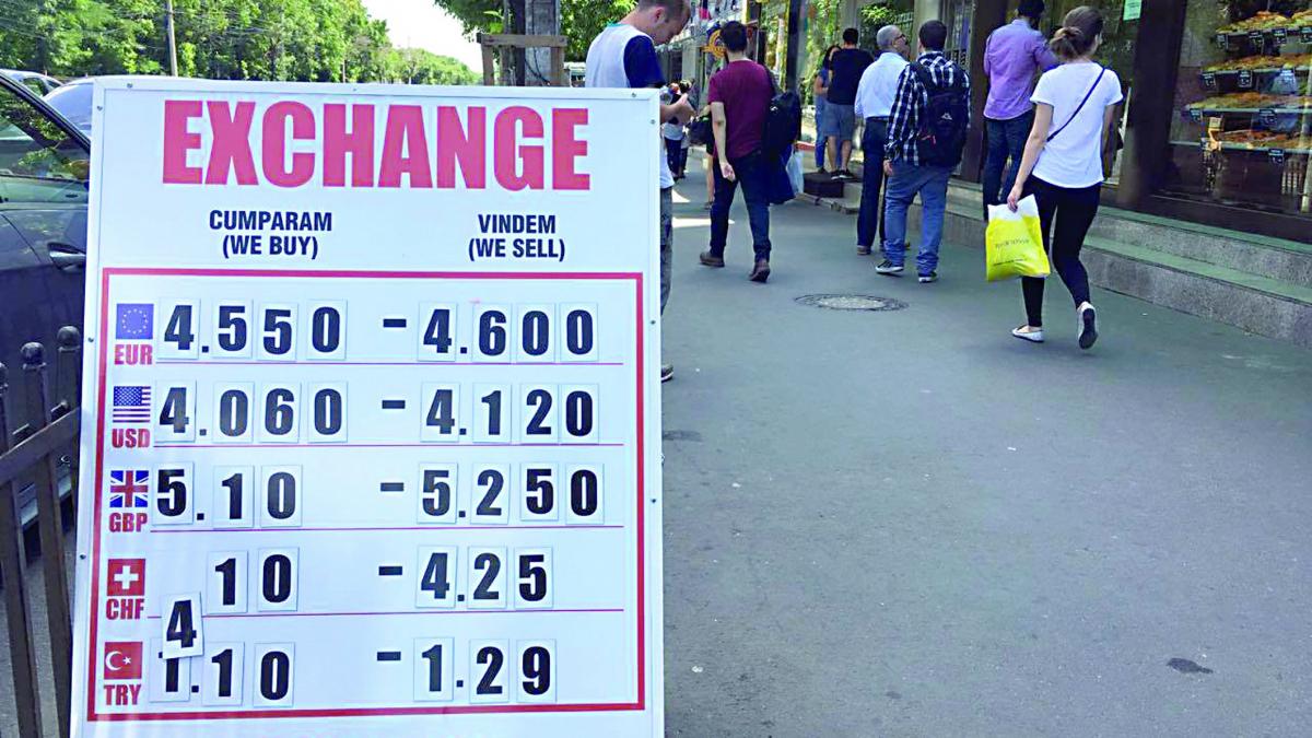 Economia, pe pilot automat. Criza politică afectează românii care au credite în euro sau dolari