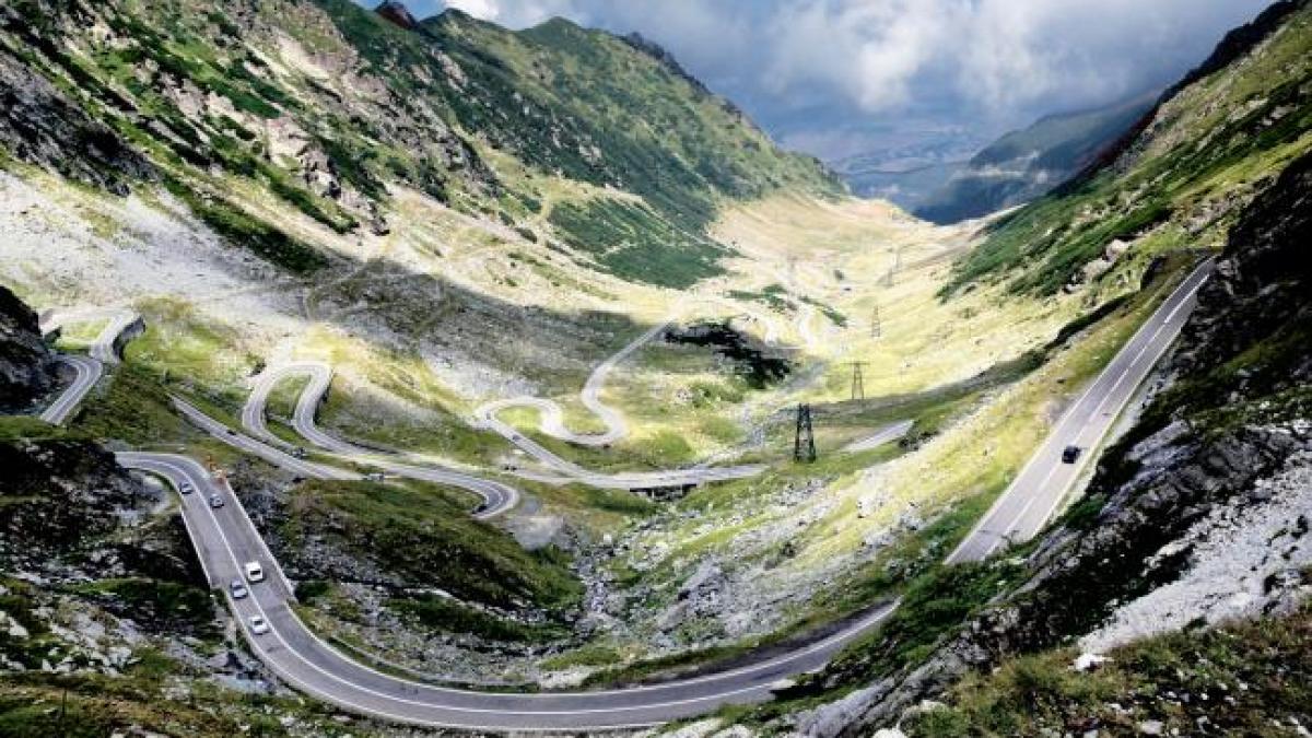 Transfăgărășanul ar putea fi închis din nou din cauza unei stânci desprinse din versant