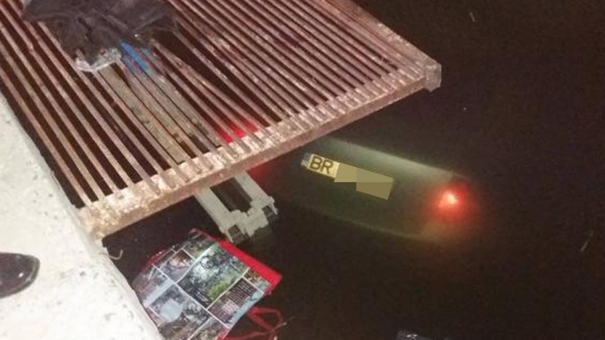 Brăila: O maşină a căzut într-un canal de irigaţii pe Şoseaua Dig Brăila - Galaţi