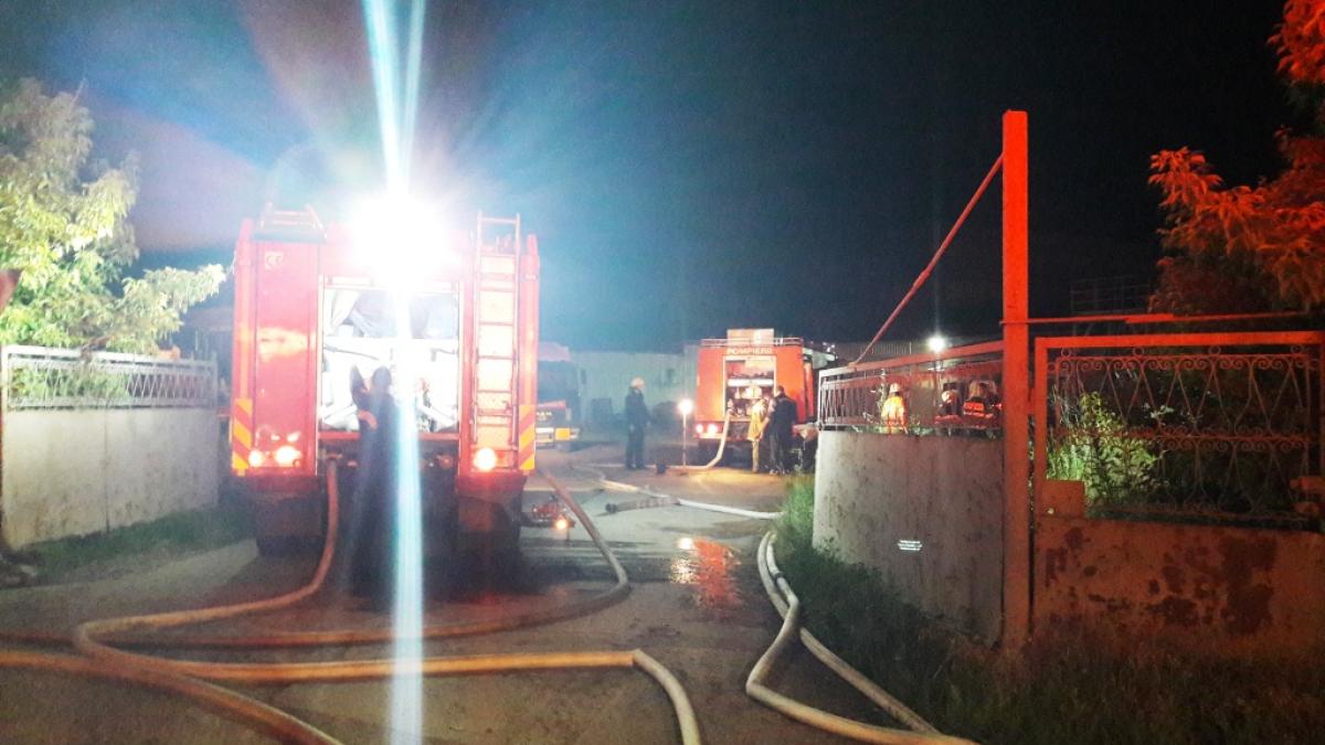 Incendiu puternic și pericol de explozie la fosta platformă chimică de la Săvinești