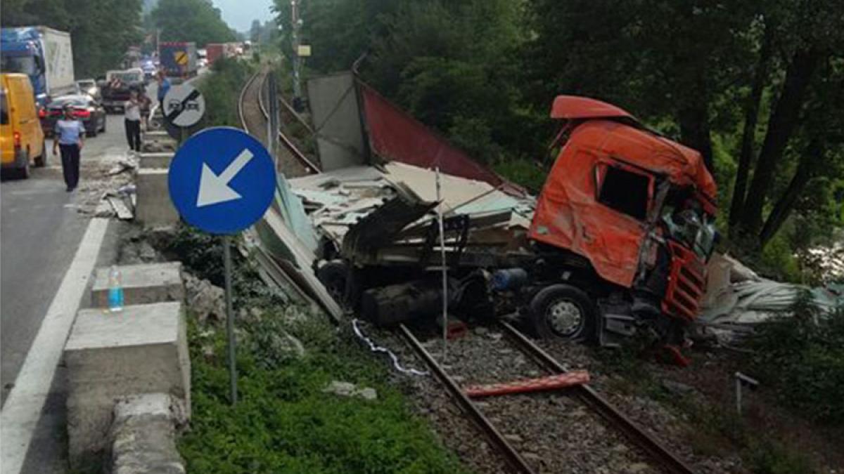 Vâlcea: Trafic feroviar blocat în zona Cornetu din cauza unui TIR intrat pe şine