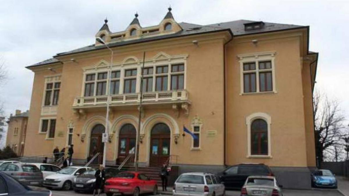 Americanul care ademenea, droga și viola bărbați în Mamaia, plasat sub control judiciar