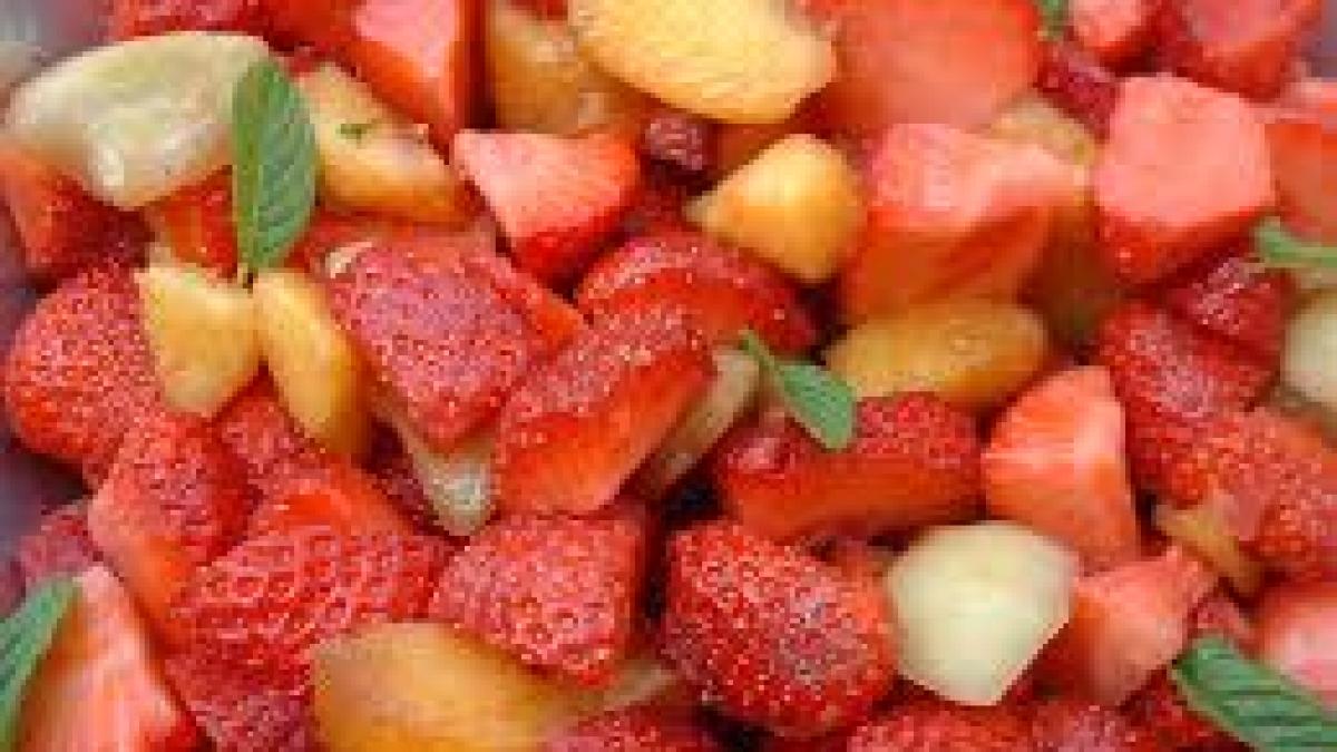 REŢETA ZILEI: Salată de căpşuni cu portocale şi mentă