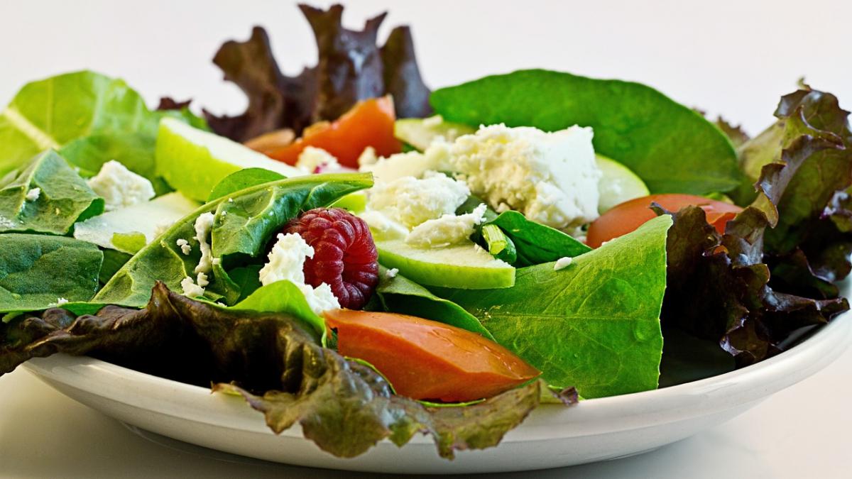  Cum se prepară corect o salată sănătoasă