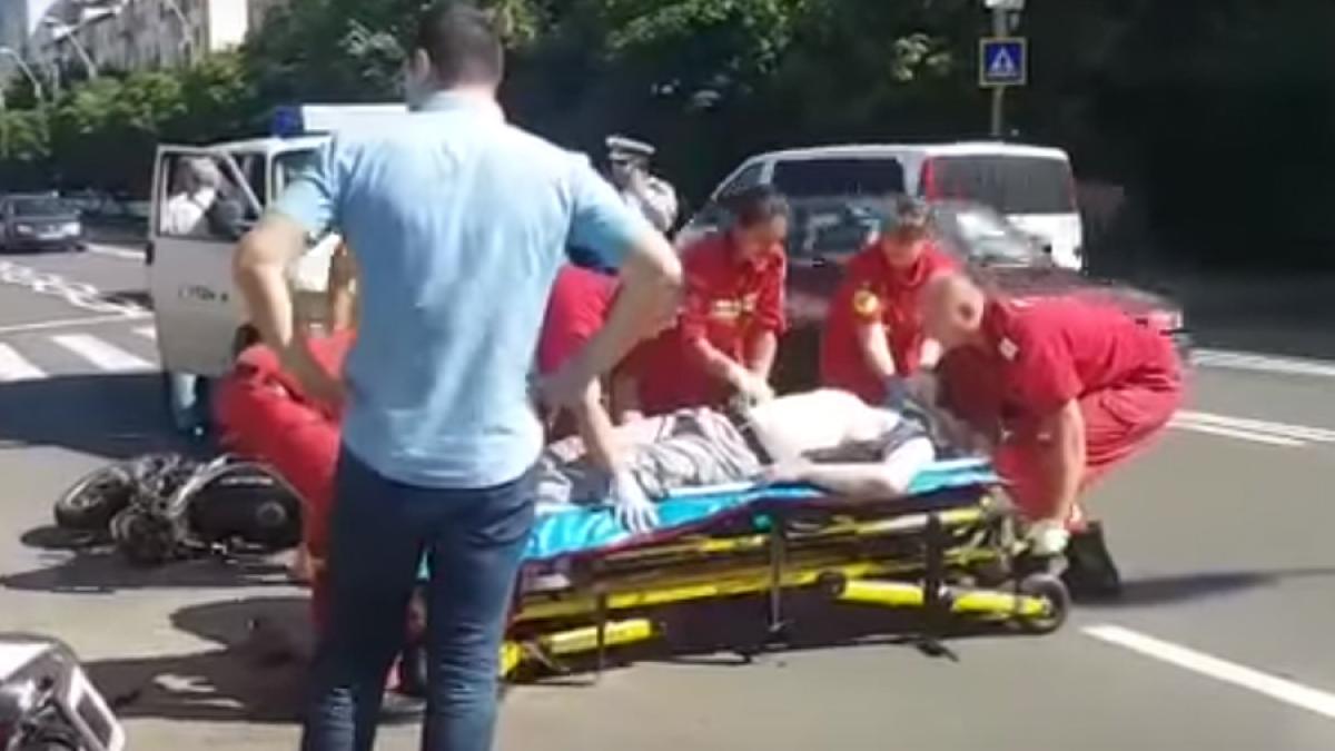 Un motociclist a decedat după ce a fost acroșat de o mașină a poliției