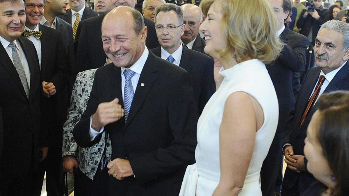 Ioana Băsescu&amp;Co., bani negri pentru campania lu’ tata