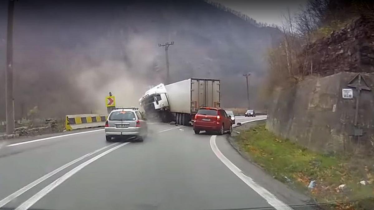 TIR răsturnat pe Valea Oltului. Un sens de mers, blocat