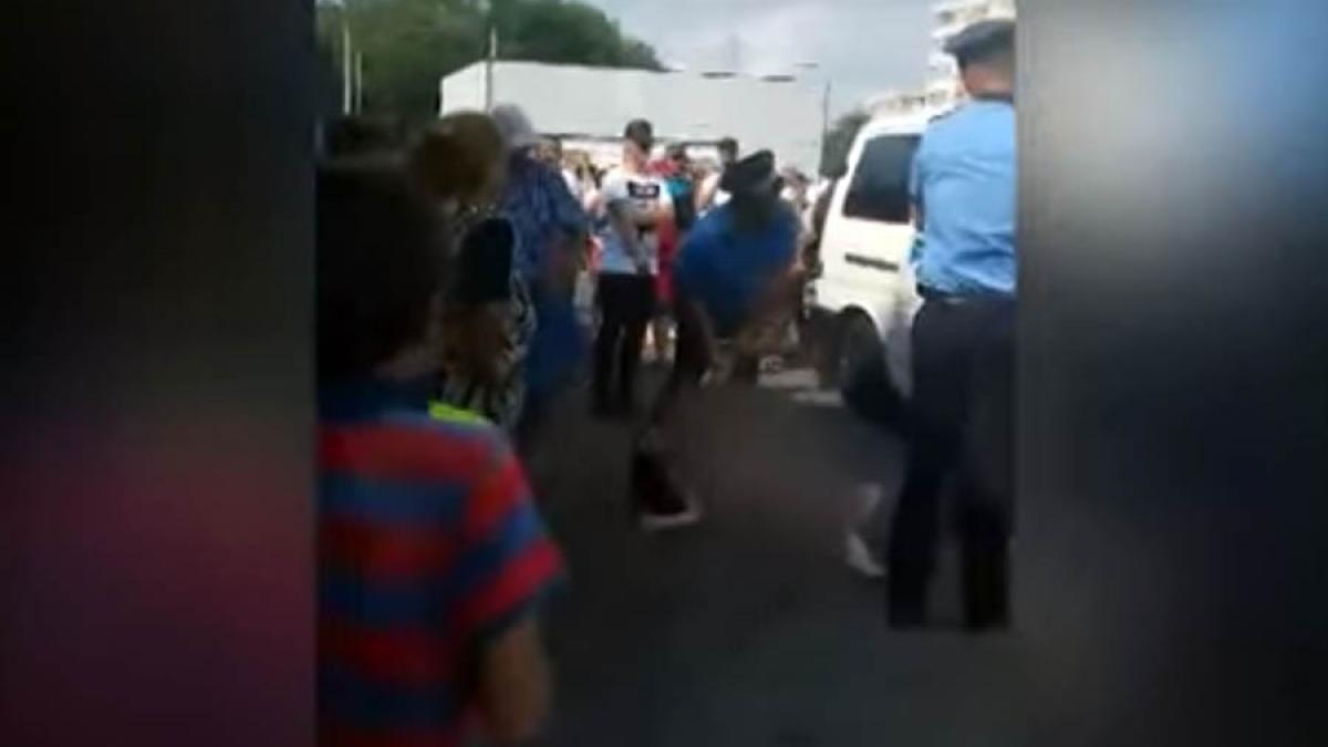 VIDEO - Momente șocante Târgu Jiu - O tânără complet goală a fost târâtă pe stradă de polițiști