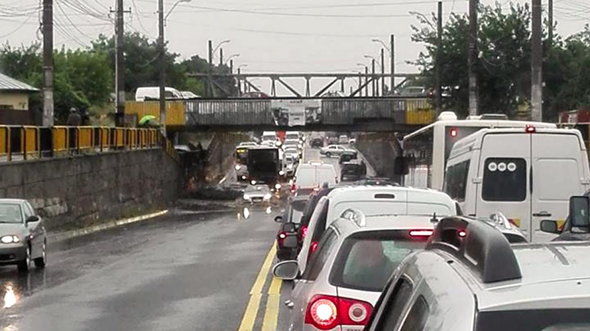 Traficul rutier pe DN5 Bucureşti - Giurgiu, oprit din cauza apei acumulate în urma ploii