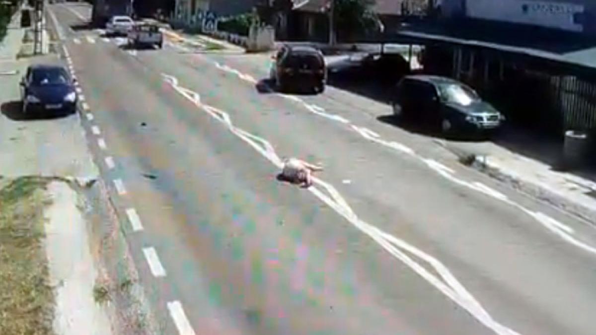 video accident cumplit in poarta alba o femeie este spulberata de o masina