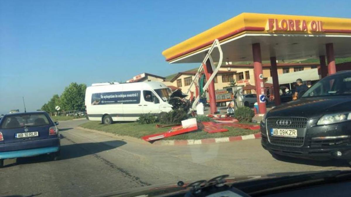 Accident GRAV pe DN 1. Un microbuz şi un autoturism s-au ciocnit.  Şase muncitori sunt răniţi 