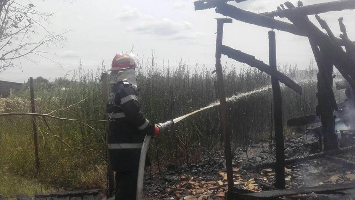 ARAD - Un copil de 5 ani, în stare gravă după ce o căpiță de fân a luat foc