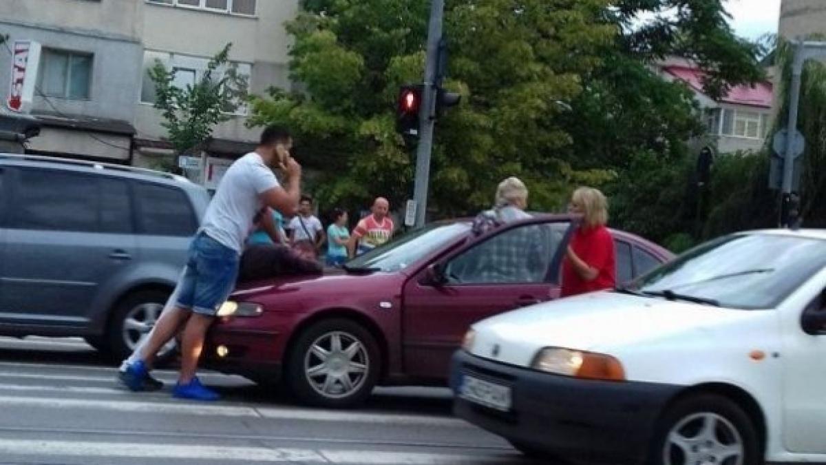 Iaşi: Un poliţist aflat în concediu a imobilizat un bărbat care gesticula cu o armă