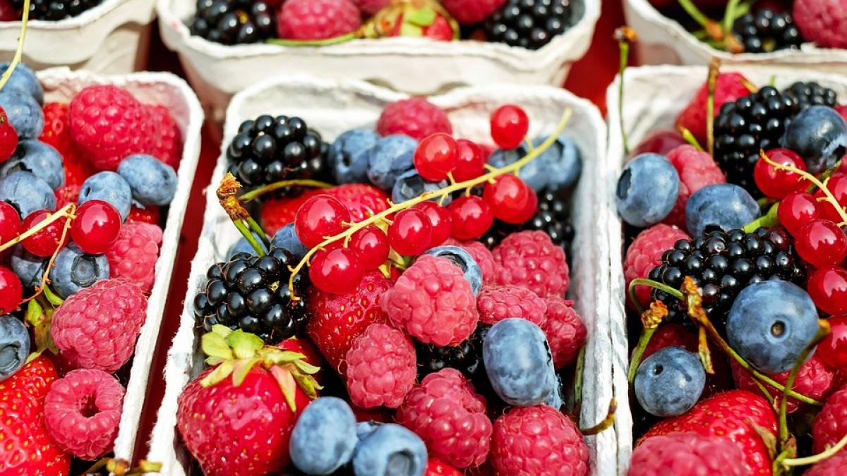 Copiii din România mănâncă fructe cu ceară și pesticide