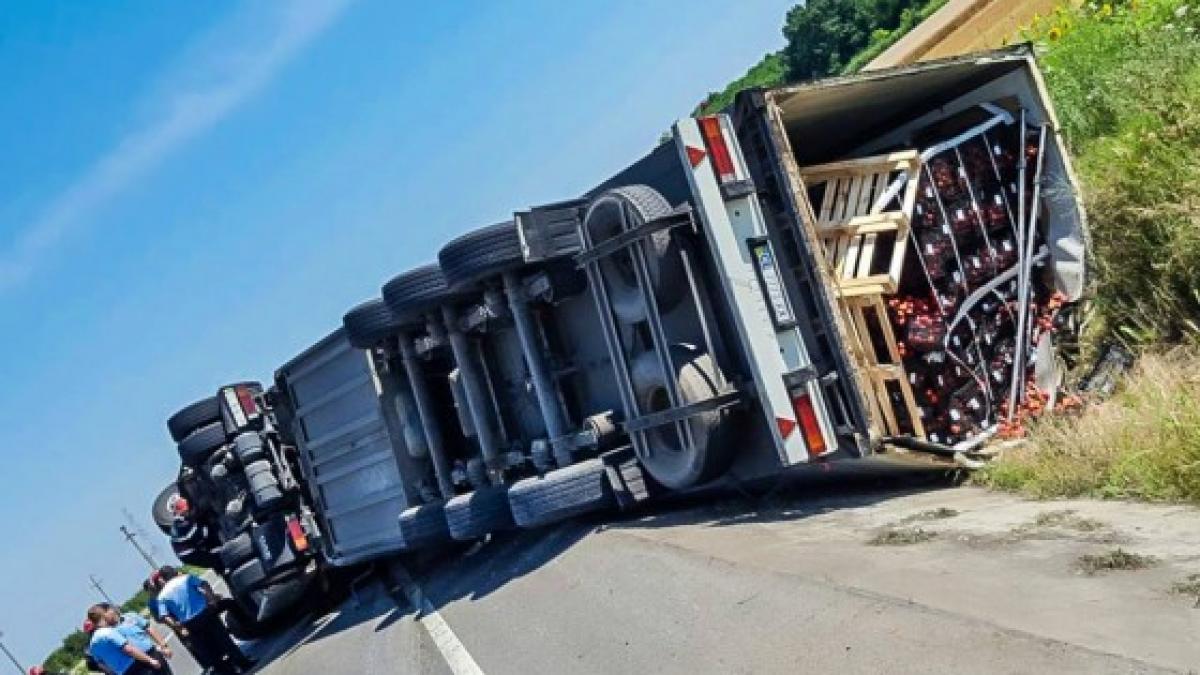 Giurgiu - Un TIR încărcat cu câteva tone de nectarine s-a răsturnat pe șosea