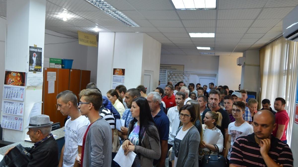 Vaslui: O tânără a leşinat în timp ce stătea la coadă la Serviciul Înmatriculări