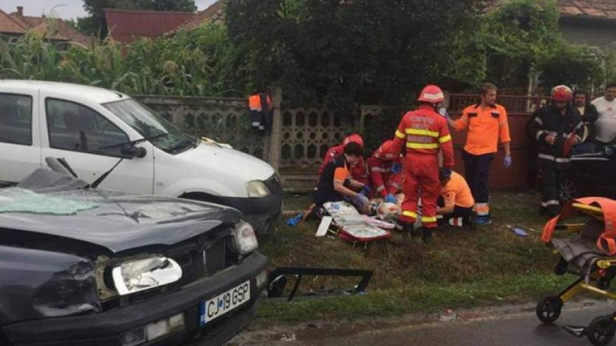 Cluj - Accident grav, cu un mort, din cauza unui șofer care nu a acordat prioritate. Două persoane au rămas încarcerate