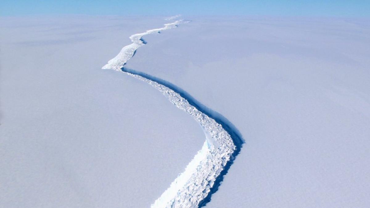 VIDEO - Un iceberg uriaș, cu o suprafată de 6.000 km pătrați, s-a desprins din Antarctica 
