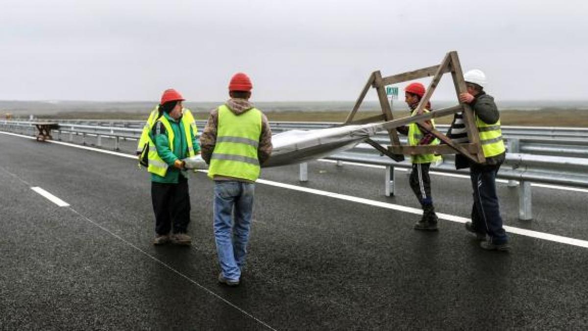 Terasamentul autostrăzii Lugoj - Deva s-a prăbuşit pe o lungime de 70 de metri, în zona localităţii Holdea