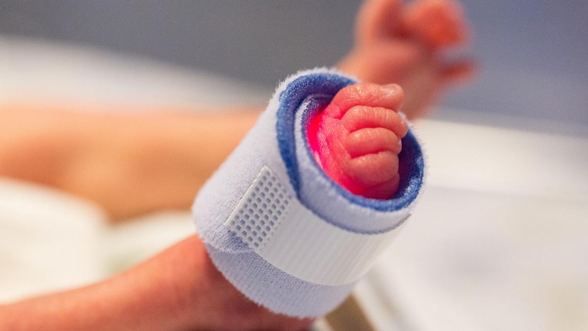 Un nou-născut se zbate între viață și moarte pentru că medicul a refuzat să facă mamei o cezariană