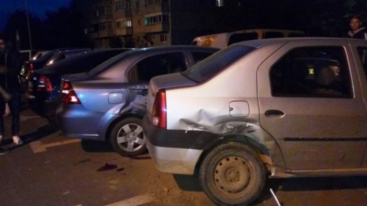  Un şofer beat a pierdut controlul volanului, lovind 12 maşini parcate pe o stradă din Ploieşti