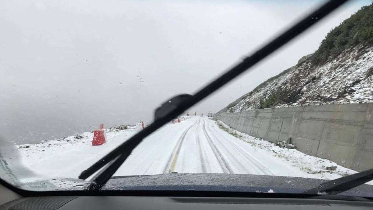 Ninsoare în toiul verii pe Transalpina. Avertismentul Secției Drumuri Naționale Târgu Jiu