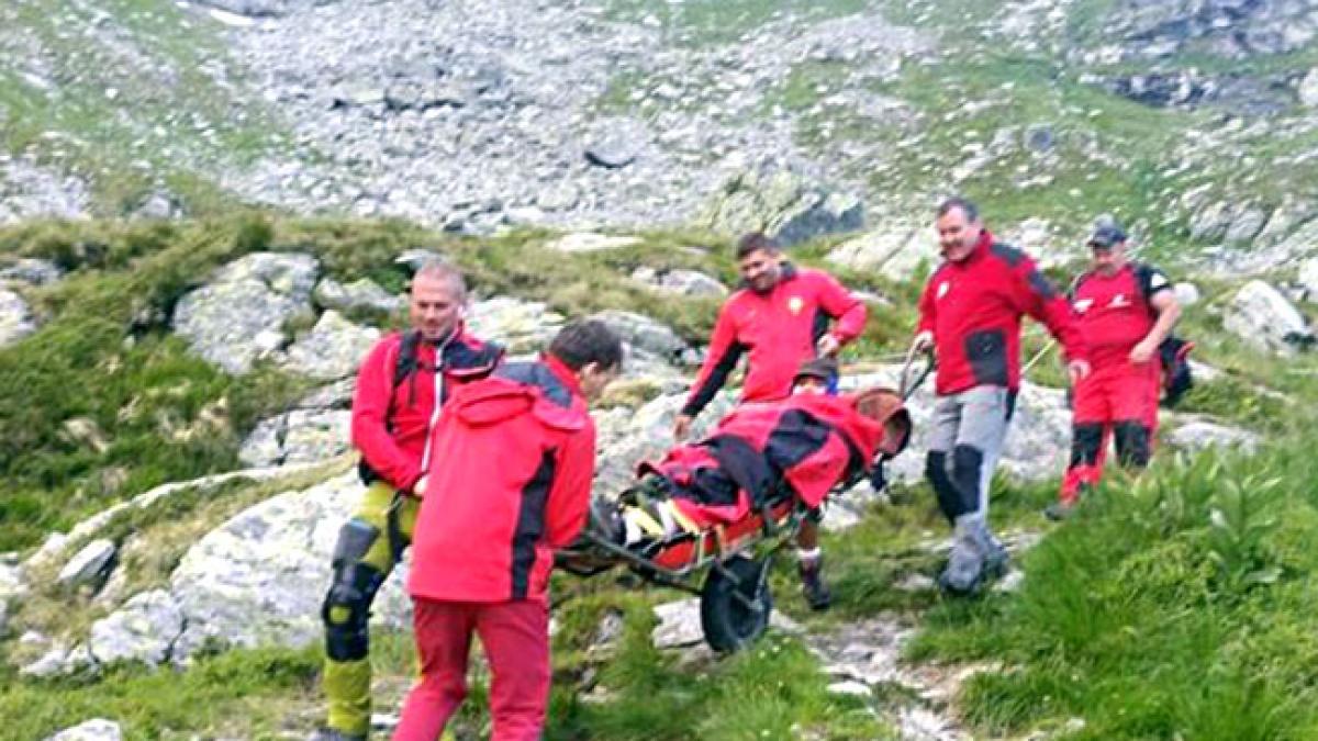 Un turist rănit după ce a căzut într-o râpă, salvat de salvamontiștii maramureșeni