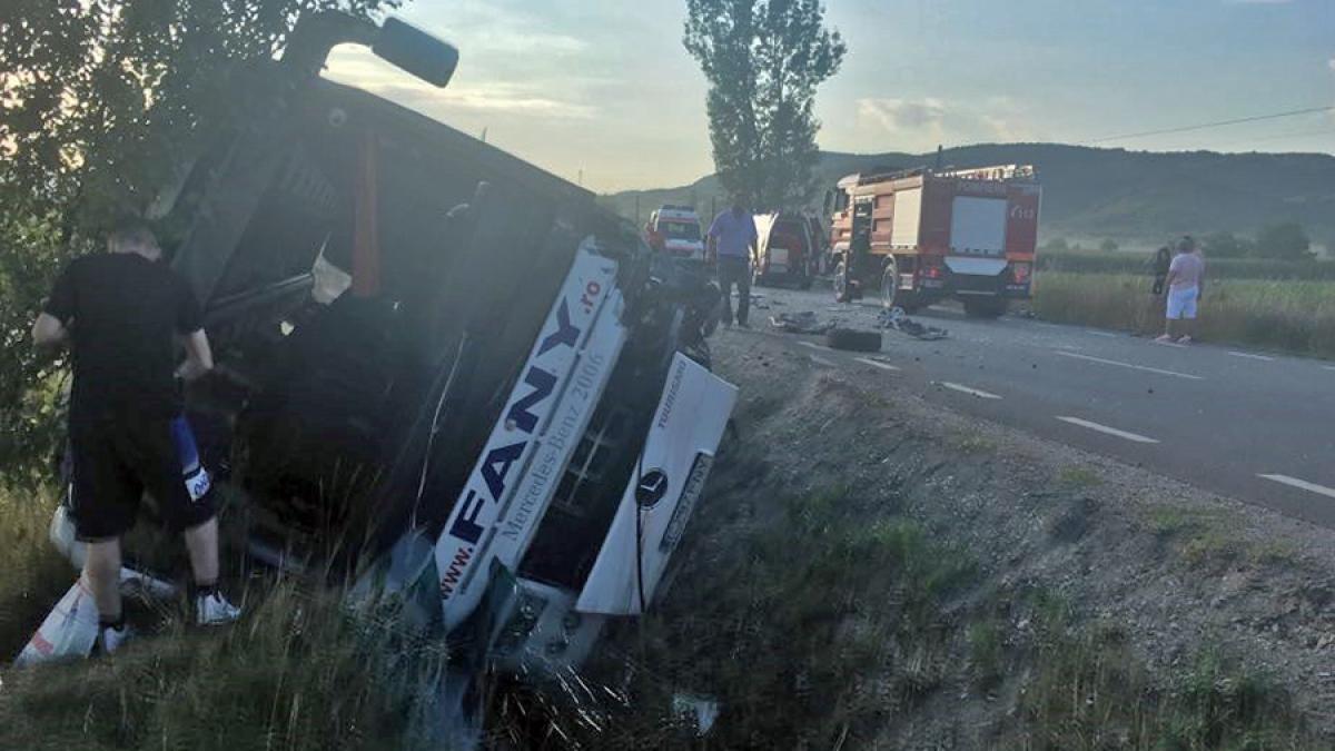 Cluj: Cinci persoane au fost transportate la spital în urma accidentului cu autocarul răsturnat pe DN1C