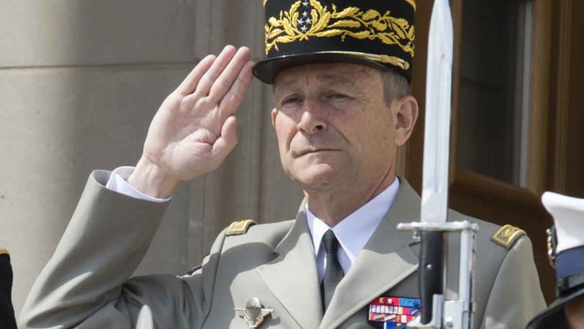 Generalul armatei franceze a demisionat după o ceartă cu Emmanuel Macron