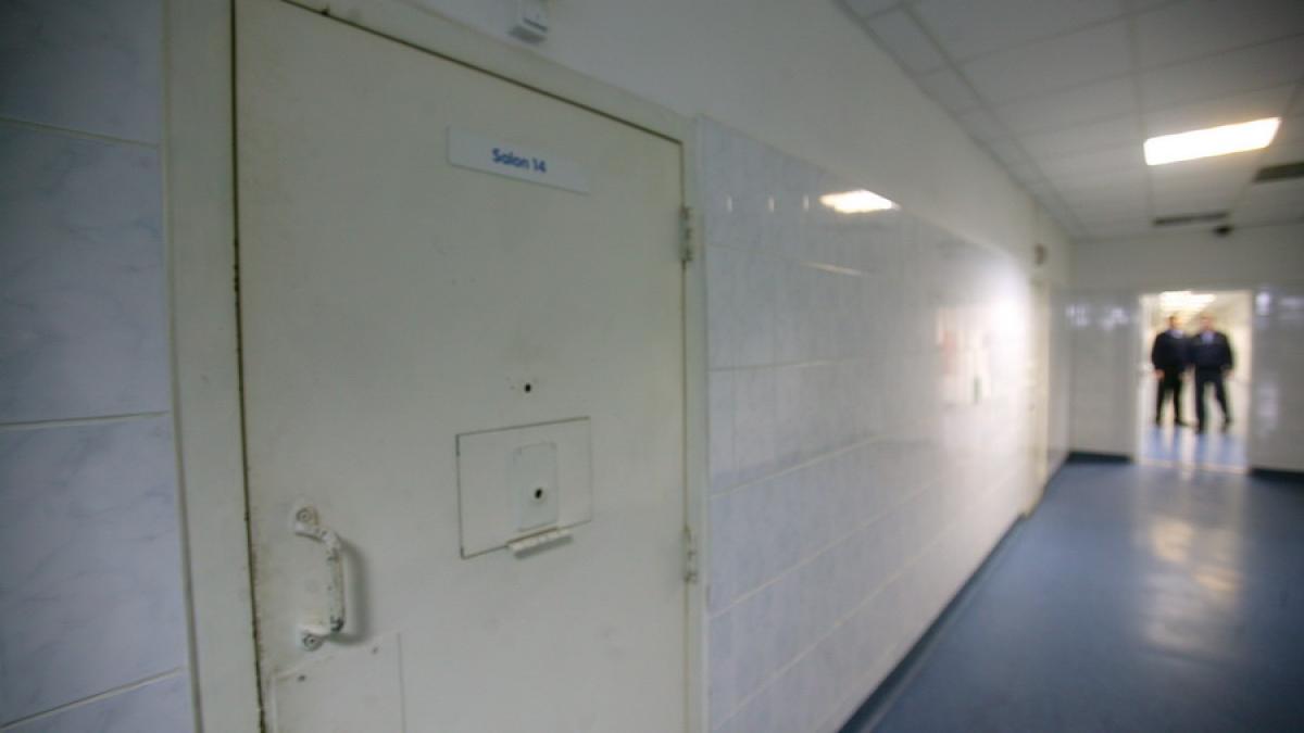 Tentativă de omor în Penitenciarul Arad. Un deținut se zbate între viață și moarte