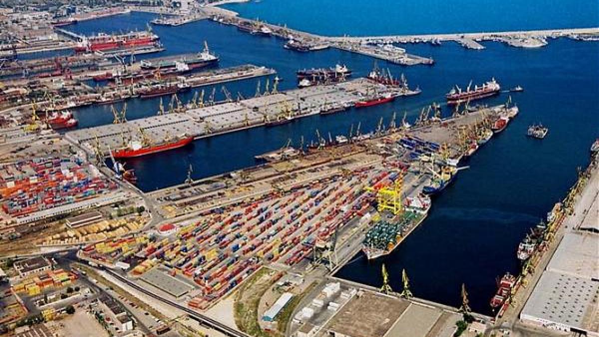 Un docher din Portul Agigea a fost strivit de două containere