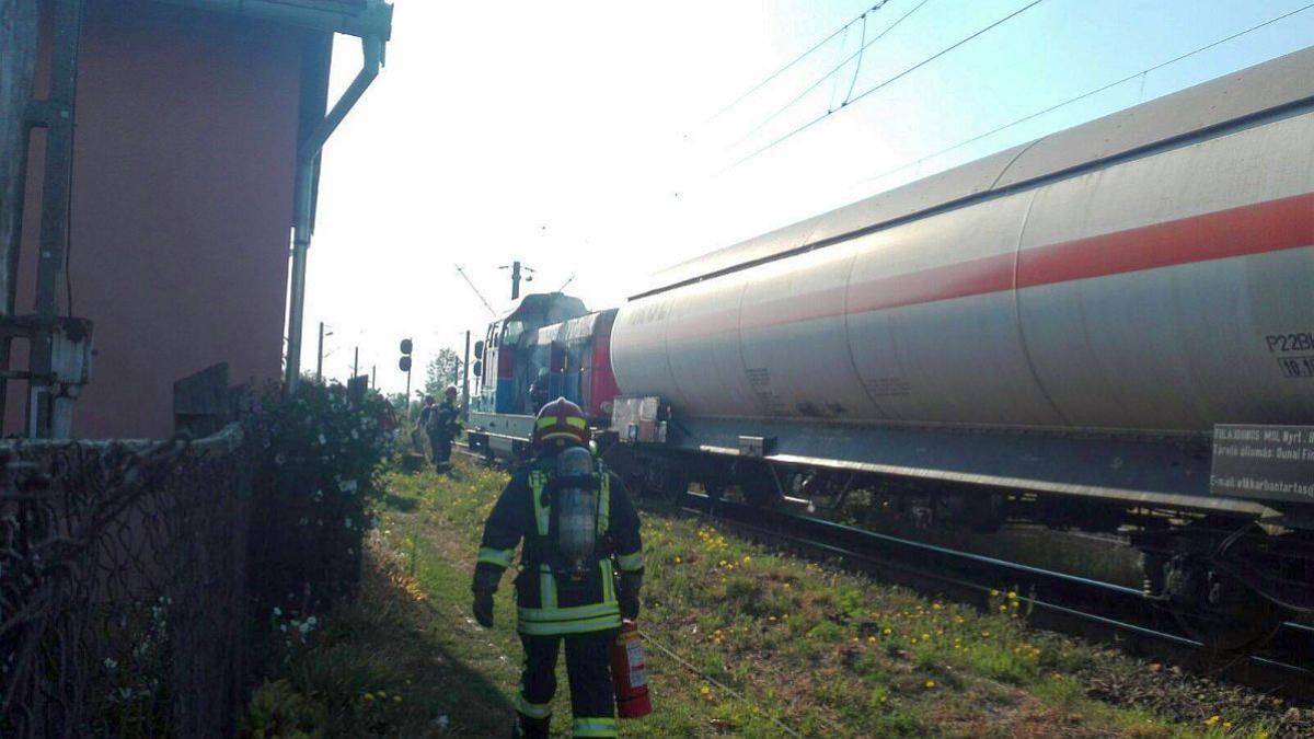Locuitorii din Topolovățu Mare, la un pas de catastrofă după ce o locomotivă a luat foc