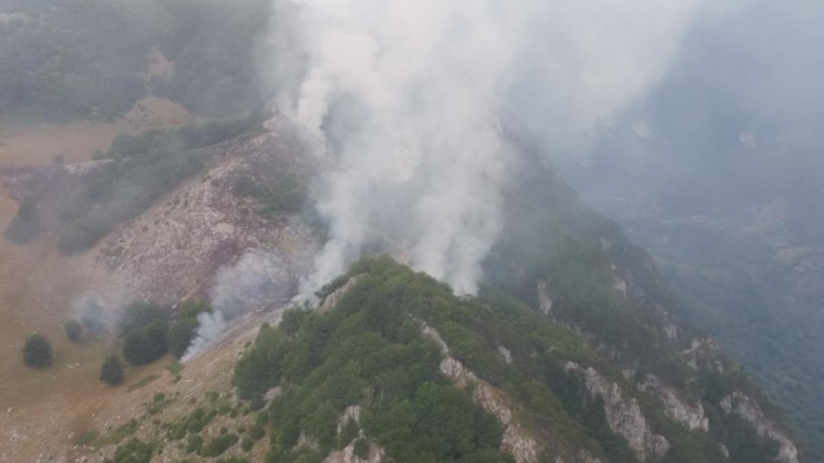 Pompierii cară saci cu apă în spate ca să stingă incendiul din Parcul Natural Domogled 