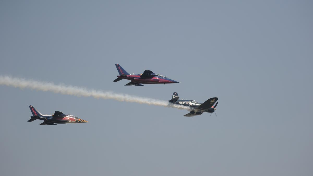 BIAS 2017 - un mix de acrobaţii cu elicopterul, aeronave militare şi avioane istorice (GALERIE FOTO)