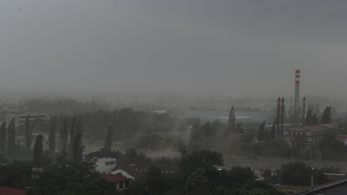 Atenţionări de VREME INSTABILĂ în 13 judeţe, până la ora 15:00