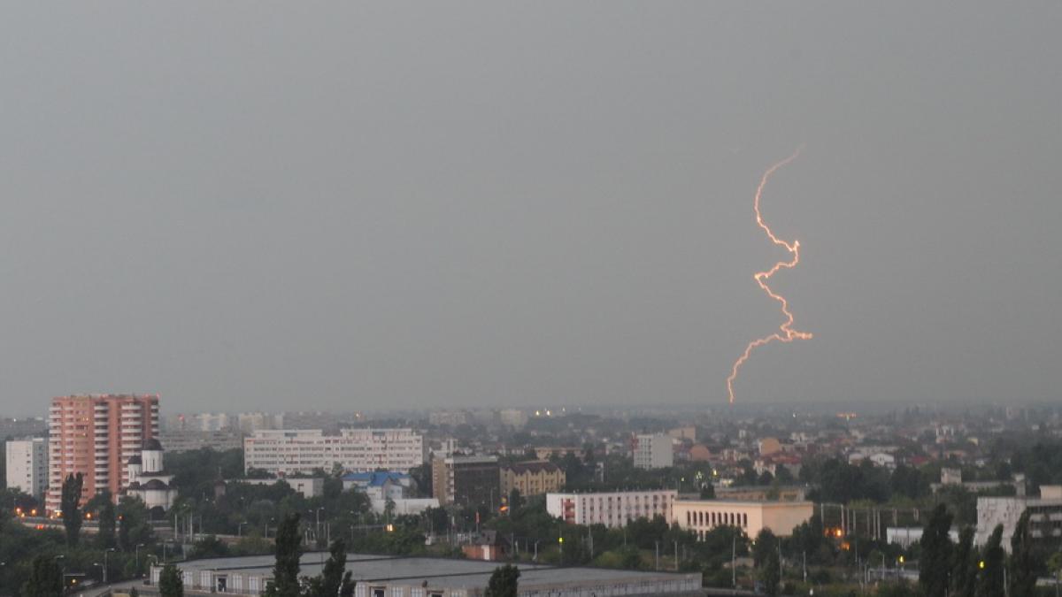 Nou COD PORTOCALIU nowcasting de averse şi vijelii în judeţe din Moldova, Dobrogea şi Muntenia