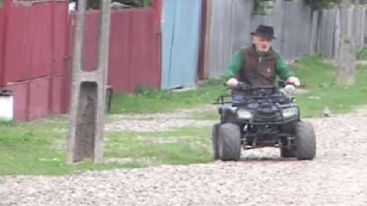 Smeeni, satul cu bătrâni ageri ca... zmeii. Aici trăiesc cea mai vârstnică biciclistă (80 de ani) și cel mai bătrân conducător de ATV (92 de ani)
