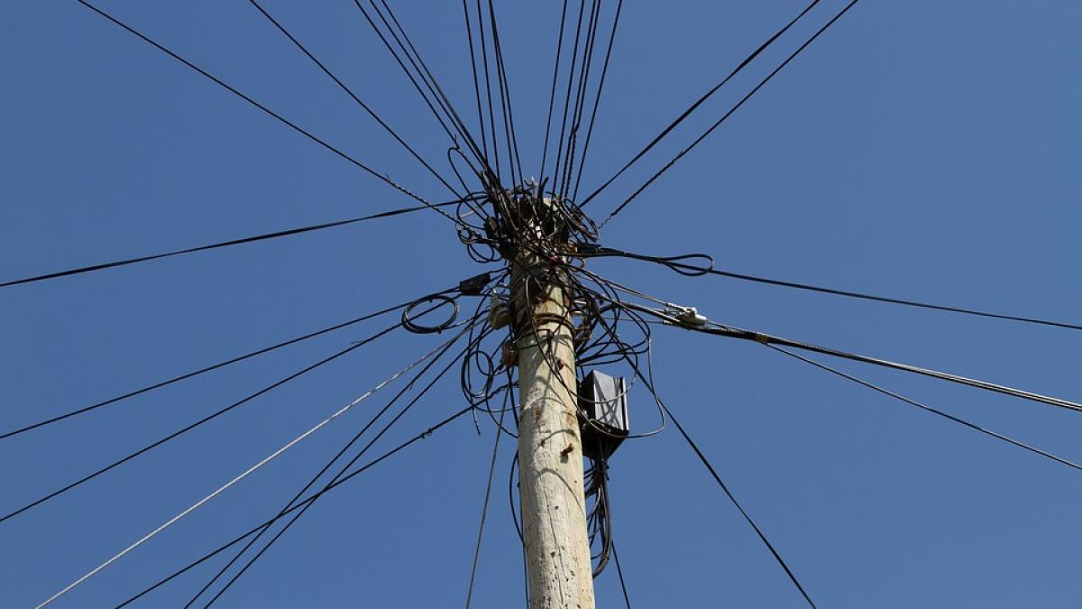 Dâmboviţa: Un angajat al unei firme de cablu a murit electrocutat, lucrând pe un stâlp