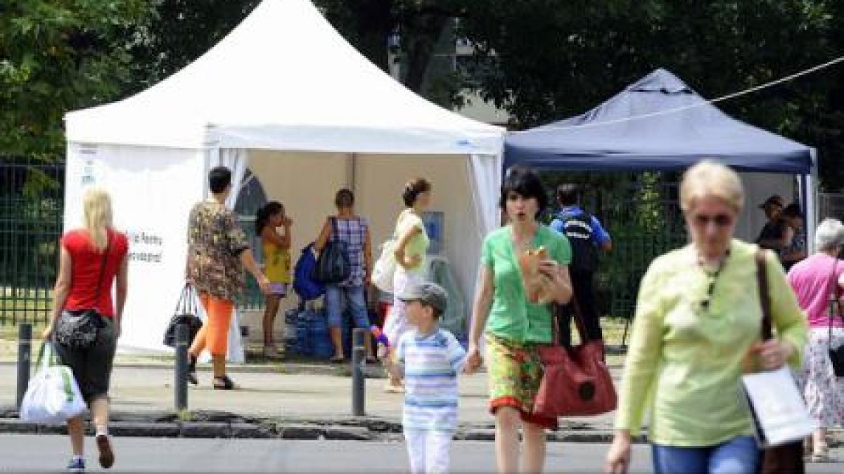 PMB: Zeci de containăre anticaniculă și corturi în Capitală