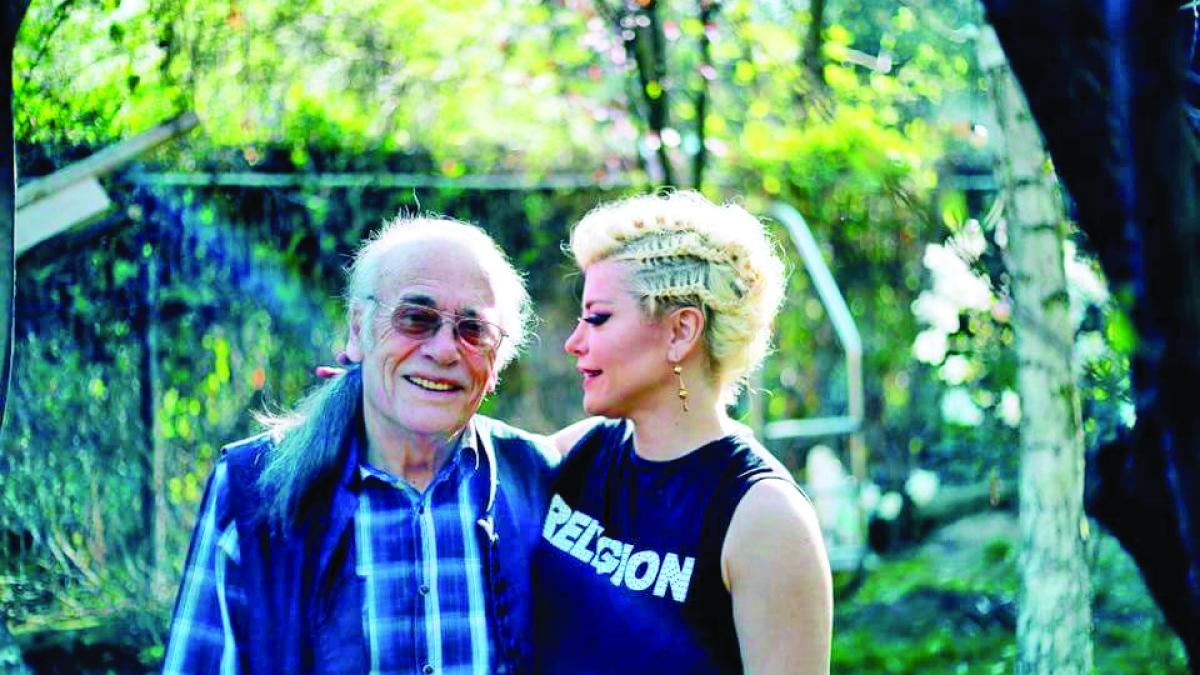 Tatăl poet al Loredanei Groza: O auzeam de la 7 blocuri