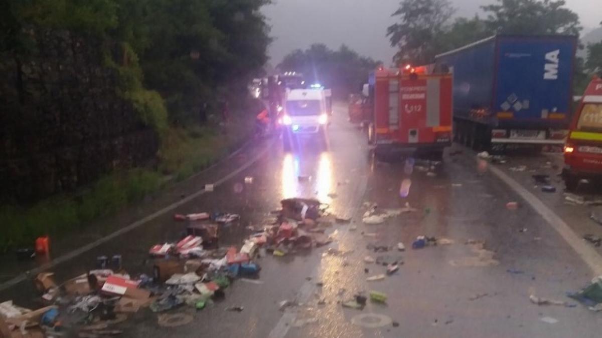 Accident TERIBIL pe Valea Oltului. Trei oameni au murit după impactul violent dintre un TIR și o autoutilitară