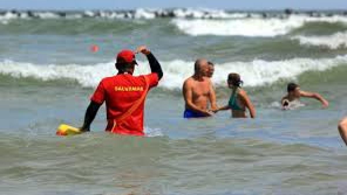 Constanța: Un bărbat a murit înecat și trei copii au fost salvați de salvamari la Neptun
