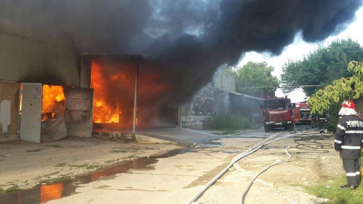 Incendiu puternic la o hală care produce hârtie și mase plastice din Galați. Pompierii luptă cu flăcările de peste 8 ore