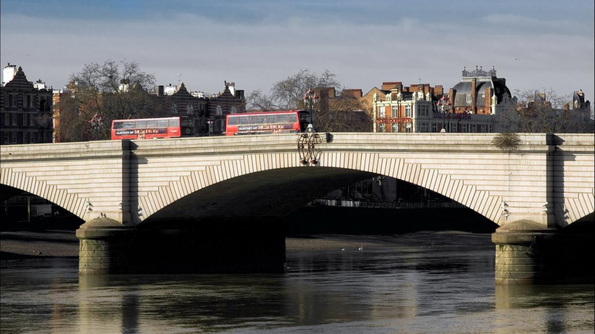VIDEO. Un bărbat a împins o femeie în fața unui autobuz în Londra