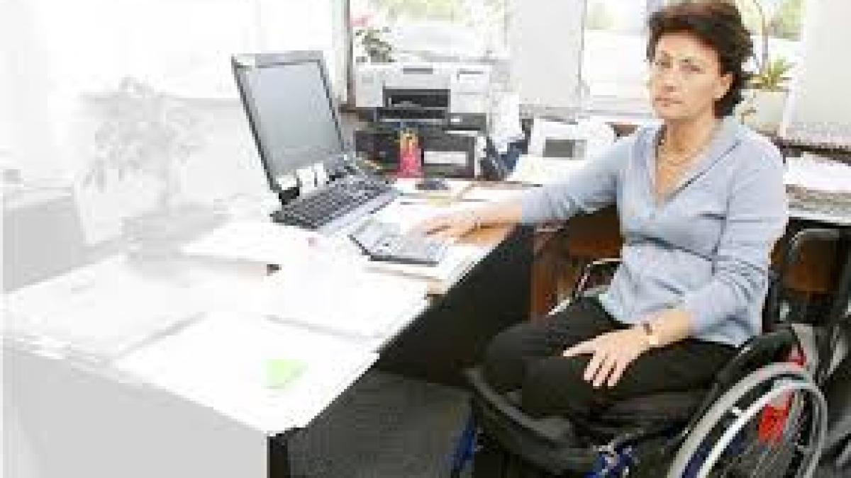 Lovitură pentru persoanele cu handicap. 2.000 de persoane cu deficienţe riscă să îşi piardă locul de muncă