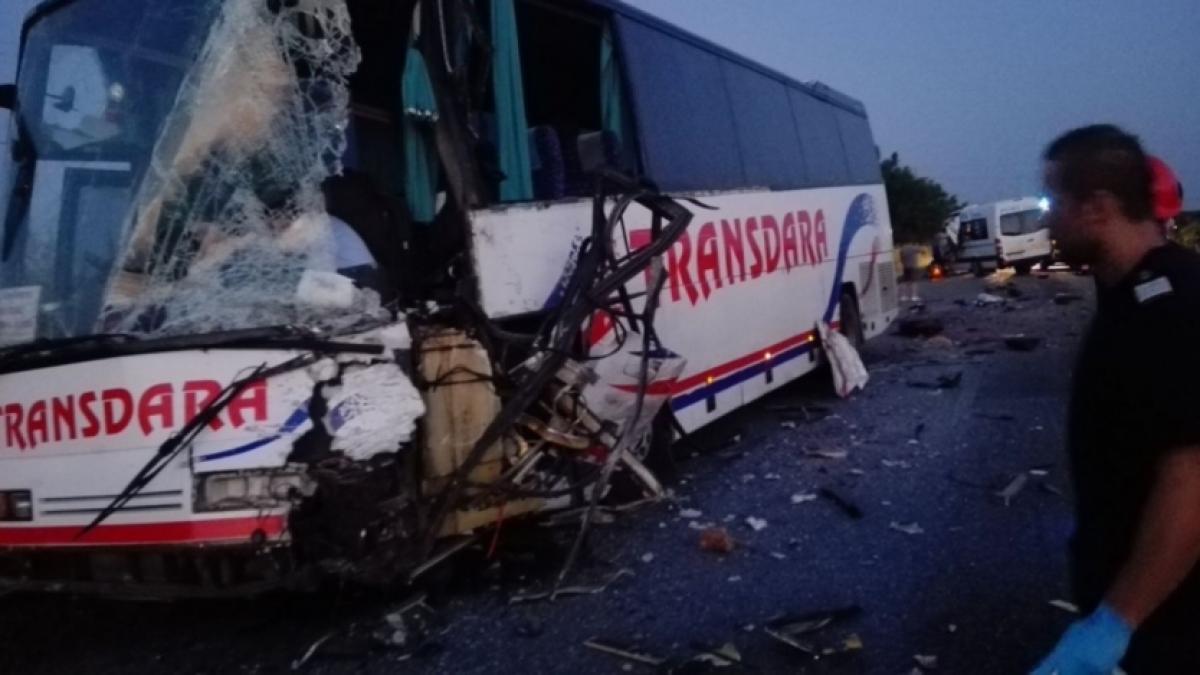 Accident CUMPLIT între un autocar şi un microbuz în Arad. Două persoane au murit. Trei dintre cei zece răniţi se află în stare critică