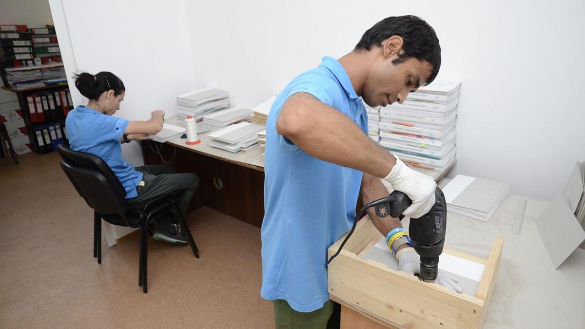 Guvernul trimite în șomaj 2.000 de salariați cu handicap